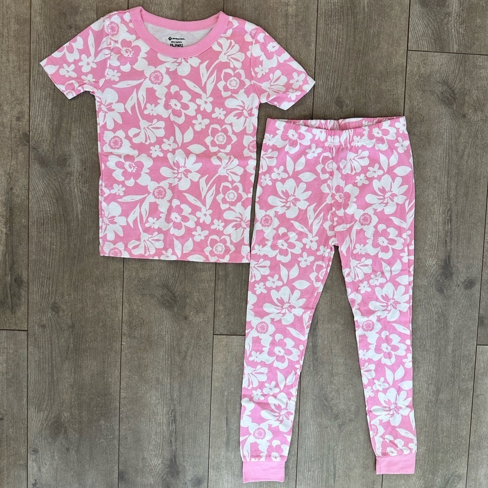 New 5T Girls Pajama Set Floral, Members Mark
Nwot
Precious!